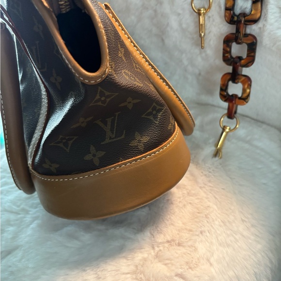 Louis Vuitton - Picture 11 of 13